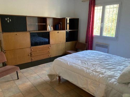 Postel nebo postele na pokoji v ubytování Maison lumineuse avec jardin, 3 ch., proche centre de Céret, jusqu'à 6 pers., animaux bienvenus - FR-1-703-49