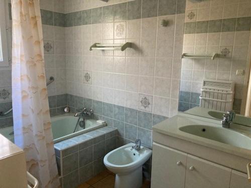 Koupelna v ubytování Maison lumineuse avec jardin, 3 ch., proche centre de Céret, jusqu'à 6 pers., animaux bienvenus - FR-1-703-49