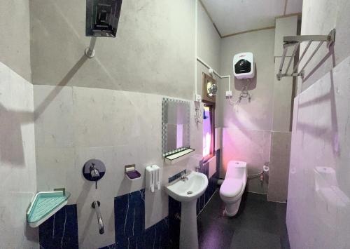 ein Bad mit einem Waschbecken und einem WC in der Unterkunft The Mandarine Retreat in Mangan