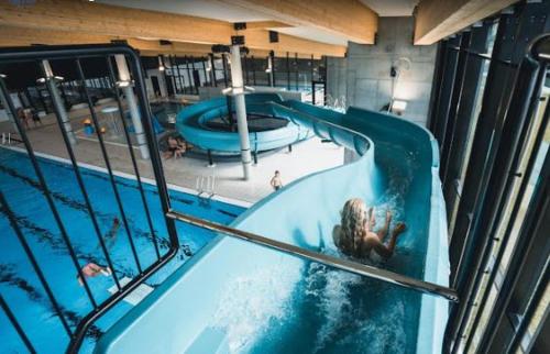 - une vue sur la piscine située dans un bâtiment dans l'établissement Tangen - cabin with 4 bedrooms - great nature, à Norheimsund