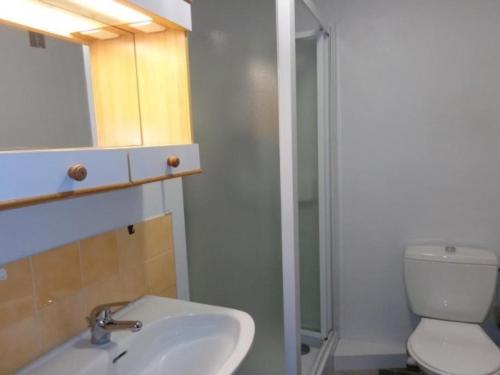 une salle de bain avec un lavabo et des toilettes dans l'établissement Appartement F2 avec balcon, 200m des cures, proche commerces, tout équipé, charges en sus - FR-1-703-76, à Amélie-les-Bains-Palalda