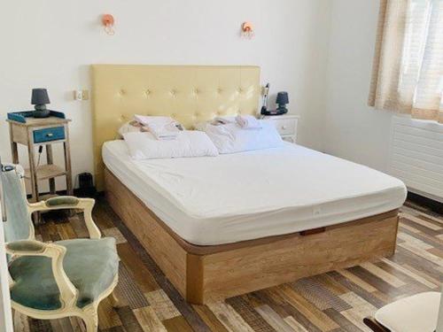 une chambre avec un lit et une chaise dedans dans l'établissement Magnifique F3 lumineux avec terrasses, climatisation, garage et WiFi à Amélie-les-Bains - FR-1-703-81, à Amélie-les-Bains-Palalda