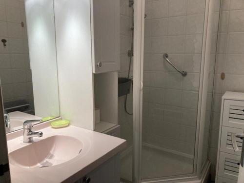 une salle de bain avec un lavabo et une douche dans l'établissement F3 lumineux avec terrasse, garage, clim et ascenseur à 500m du centre et 800m des thermes - FR-1-703-85, à Amélie-les-Bains-Palalda