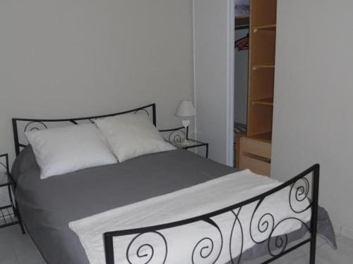 Posteľ alebo postele v izbe v ubytovaní Charmant F2 avec balcon et parking, proche cure et centre-ville – Amélie-les-Bains - FR-1-703-84