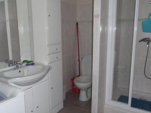 Kúpeľňa v ubytovaní Charmant F2 avec balcon et parking, proche cure et centre-ville – Amélie-les-Bains - FR-1-703-84