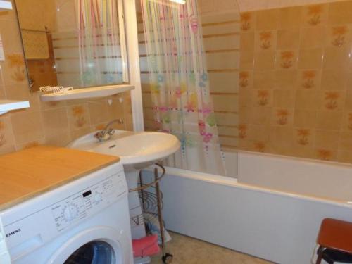 uma casa de banho com uma máquina de lavar roupa e um lavatório em Studio Amélie-les-Bains-Palalda, 1 pièce, 2 personnes - FR-1-703-90 em Amélie-les-Bains-Palalda