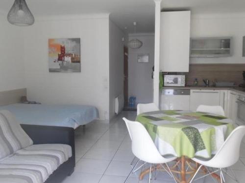 une pièce avec une table et des chaises et une cuisine dans l'établissement Studio 4 couchages avec loggia, WIFI, proche centre et cures - Amélie-les-Bains - FR-1-703-57, à Amélie-les-Bains-Palalda