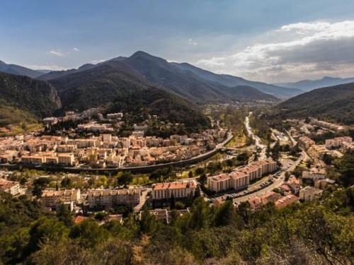 une vue aérienne d'une ville dans les montagnes dans l'établissement Studio confortable avec loggia et garage, proche centre-ville et cures, animaux bienvenus - FR-1-703-63, à Amélie-les-Bains-Palalda