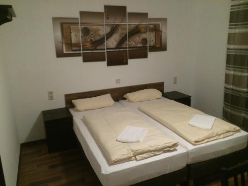 Bett in einem Zimmer mit zwei Kissen darauf in der Unterkunft Hotel Engel in Waldbronn