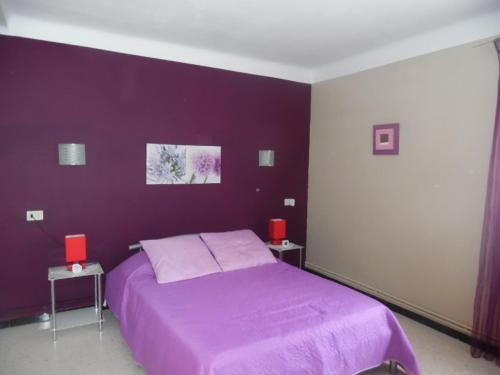 a purple bedroom with a bed and two red lamps at Appartement F2 avec balcon et parking à Amélie-les-Bains, idéal pour 4 personnes - FR-1-703-78 in Amélie-les-Bains-Palalda