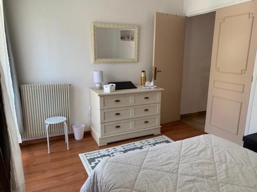 Posteľ alebo postele v izbe v ubytovaní Appartement F2 cosy avec terrasse, plein sud, à 600m des cures et 400m du centre, animaux acceptés. - FR-1-703-79