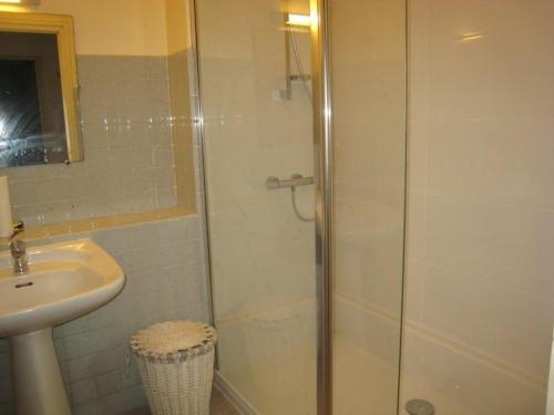 Kúpeľňa v ubytovaní Appartement F3 avec terrasse, parking, Wi-Fi - Idéal cures - Centre-ville Amélie-les-Bains - FR-1-703-87
