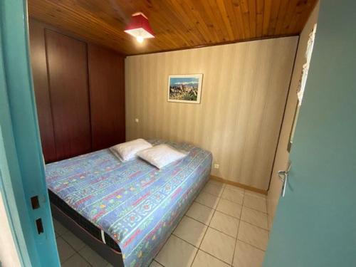 Ένα ή περισσότερα κρεβάτια σε δωμάτιο στο Appartement Confortable en Pleine Nature à Arles-sur-Tech - Parking et Animaux Acceptés - FR-1-703-99
