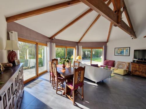 - un salon avec une table et une baignoire dans l'établissement Maison plain-pied 4 pers, jardin, BBQ, WIFI, animaux OK - Châtelaillon-Plage - FR-1-706-8, à Châtelaillon-Plage