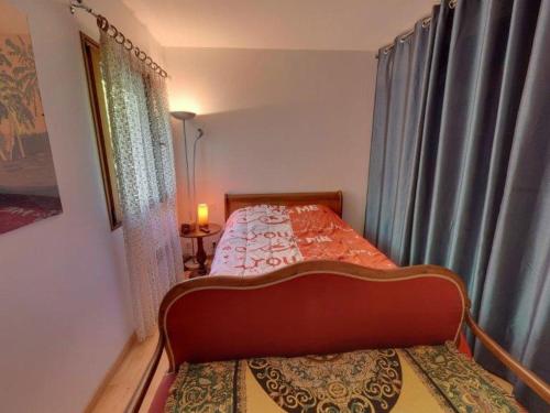 a small bedroom with a bed and a window at Maison plain-pied 4 pers, jardin, BBQ, WIFI, animaux OK - Châtelaillon-Plage - FR-1-706-8 in Châtelaillon-Plage