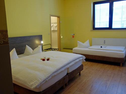 ein Schlafzimmer mit 2 Betten mit Blumen drauf in der Unterkunft Stadthotel Regensburg in Regensburg