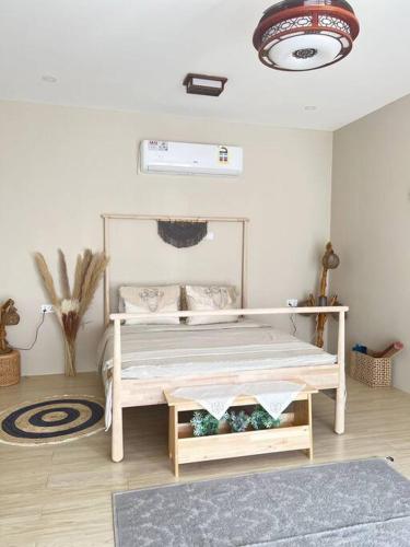 ein Schlafzimmer mit einem Bett in einem Zimmer in der Unterkunft افتار شالية avatar chalet in Al Raka