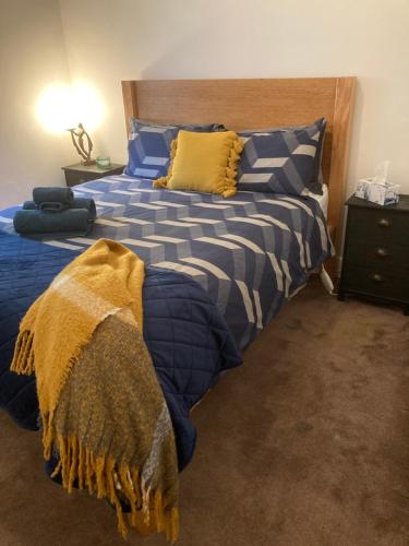 1 dormitorio con 2 camas con sábanas azules y blancas en Hampton’s on Amy, en Burnie