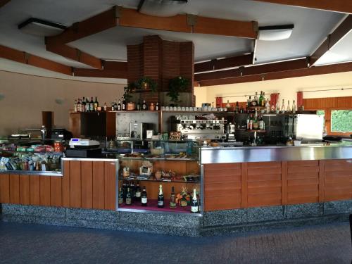 Hotel Aurora في كوليكو: مطبخ مع كونتر مع زجاجات من الكحول