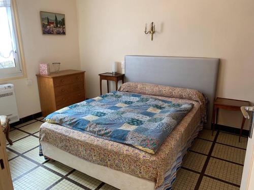 une chambre avec un lit avec une couette dessus dans l'établissement Charmant F2 avec jardin et climatisation à Amélie-les-Bains-Palalda - FR-1-703-148, à Amélie-les-Bains-Palalda
