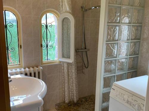 une salle de bain avec une baignoire, un lavabo et une douche dans l'établissement Charmant F2 avec jardin et climatisation à Amélie-les-Bains-Palalda - FR-1-703-148, à Amélie-les-Bains-Palalda