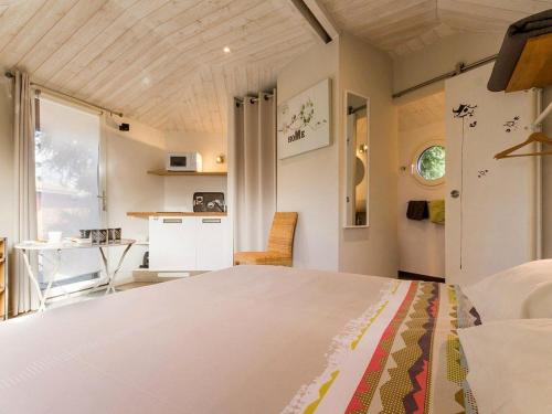 Posteľ alebo postele v izbe v ubytovaní Cabane perchée avec lit king-size, salle d'eau, kitchenette, TV, Wi-Fi et petit-déjeuner inclus - FR-1-306-1237