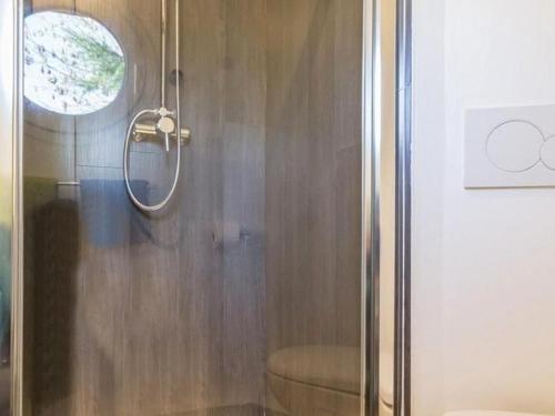 Kúpeľňa v ubytovaní Cabane perchée avec lit king-size, salle d'eau, kitchenette, TV, Wi-Fi et petit-déjeuner inclus - FR-1-306-1237
