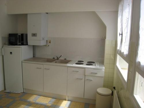 Biała kuchnia ze zlewem i kuchenką w obiekcie Appartement F2 avec Terrasse et Parking, Proche Cures et Centre-ville - Amélie-les-Bains - FR-1-703-142 w mieście Amélie-les-Bains-Palalda