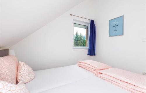 ein weißes Schlafzimmer mit einem Bett und einem Fenster in der Unterkunft Amazing Apartment In Ogulin With 2 Bedrooms And Wifi in Jasenak