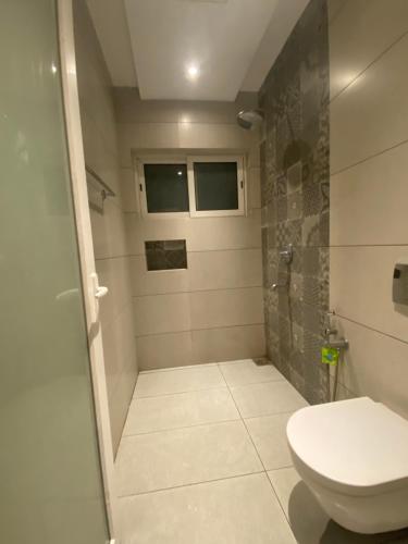 uma casa de banho com um WC e um chuveiro em Queen's em Trivandrum