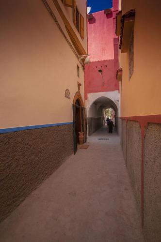 an alleyway between two buildings with a tunnel at Riad Dar Jabador in Sale