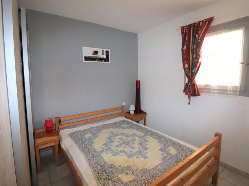 une petite chambre avec un lit et une fenêtre dans l'établissement Charmant 2 pièces cabine moderne, parking inclus, proche plage et commerces, animaux admis - FR-1-307-8, au Grau-du-Roi