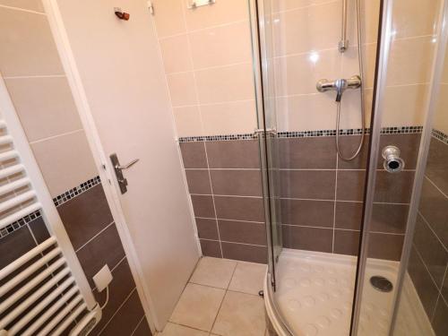 une salle de bain avec une douche avec une porte vitrée dans l'établissement Charmant 2 pièces cabine moderne, parking inclus, proche plage et commerces, animaux admis - FR-1-307-8, au Grau-du-Roi