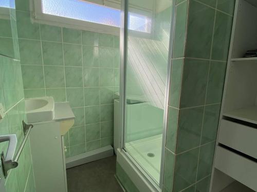 une salle de bain avec douche et lavabo dans l'établissement Studio Cabine 4 Pers avec Terrasse, Wifi, Piscine, à 2 Pas de la Plage - Parking Privé - FR-1-81-115, à Port-Leucate