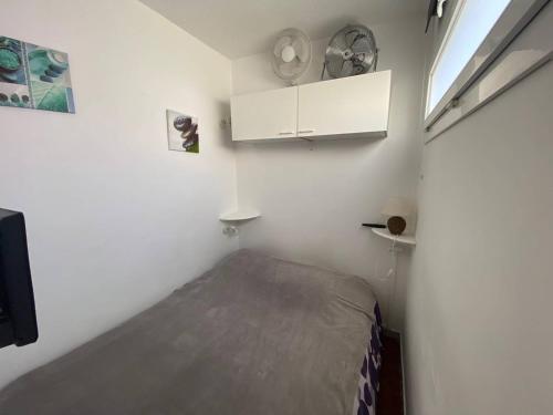 une petite chambre avec un lit et une fenêtre dans l'établissement Studio Cabine 4 Pers avec Terrasse, Wifi, Piscine, à 2 Pas de la Plage - Parking Privé - FR-1-81-115, à Port-Leucate