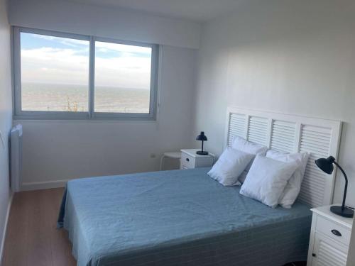 une chambre avec un lit avec vue sur l'océan dans l'établissement Appartement moderne avec terrasse et garage à Royan - FR-1-494-65, à Royan