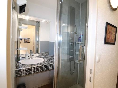 une salle de bain avec un lavabo et une douche dans l'établissement Studio Cabine avec Clim, Piscine, Ascenseur et Parking, Proche Plage et Commerces - FR-1-307-143, au Grau-du-Roi