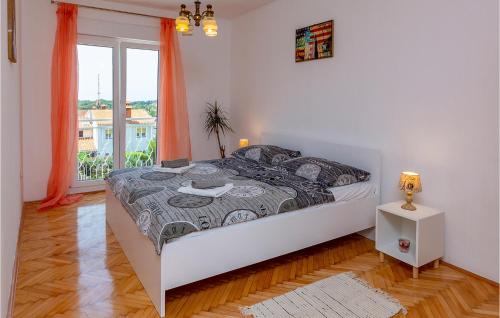 Säng eller sängar i ett rum på Cozy Apartment In Pula With Wifi