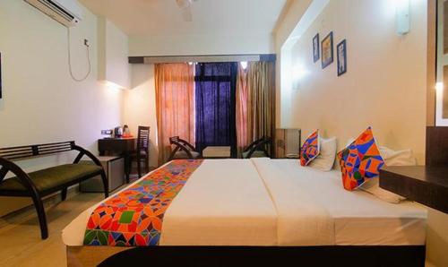 1 dormitorio con 1 cama grande en una habitación en FabHotel Elements Inn, en Patna