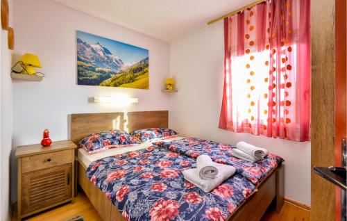 a bedroom with a bed with towels on it at Lovely Home In Beletinec With Wifi in Beretinec