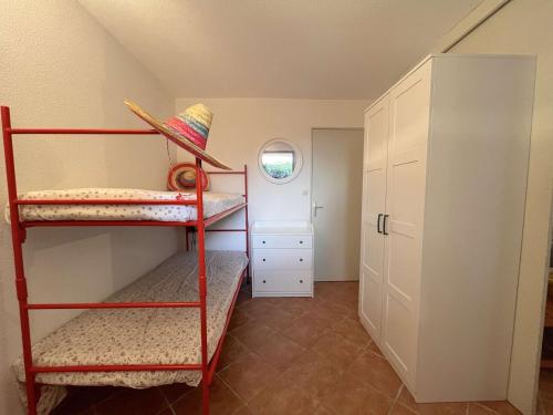 une chambre avec deux lits superposés et un placard dans l'établissement Appartement Cosy avec Terrasse, Piscine & Parking, Proche Plages – 2 Pièces pour 4 à Cavalaire - FR-1-226B-108, à Cavalaire-sur-Mer