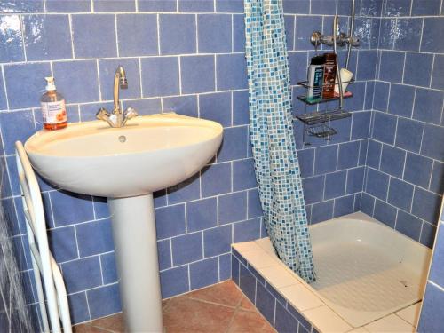 une salle de bain carrelée bleue avec un lavabo et une douche dans l'établissement Appartement Cosy avec Terrasse, Piscine & Parking, Proche Plages – 2 Pièces pour 4 à Cavalaire - FR-1-226B-108, à Cavalaire-sur-Mer
