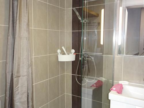 une salle de bain avec une douche avec des toilettes et un lavabo dans l'établissement Duplex Climatisé Hyères Port avec Terrasse, Parking et Wi-Fi - FR-1-335-179, à Hyères