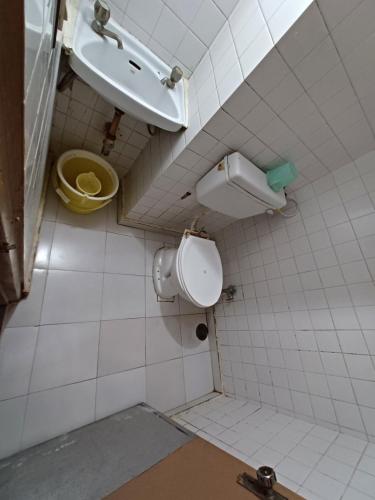 uma casa de banho com um lavatório e um WC em Kailash Hotel em Jaipur