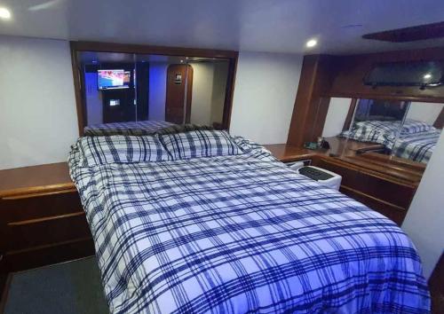 um quarto com uma cama e um espelho em Romantic Condo @ Ocean 3-deck Yacht em Brooklyn