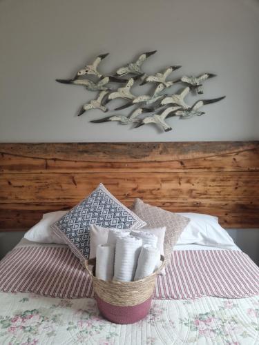 a basket of towels sitting on top of a bed at VILLA VILLACOLLE in Procchio