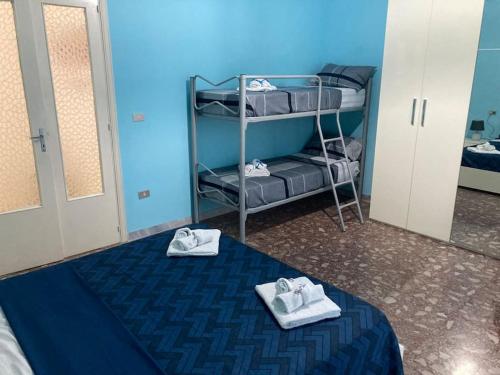 um quarto com uma cama com toalhas em cima em La scaletta sul mare di Pizzo [ WiFi e Disney+ ] em Pizzo