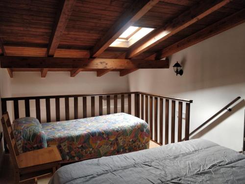 1 dormitorio con 2 camas y techo de madera en Agriturismo Fratelli Mizzon, en Sabaudia