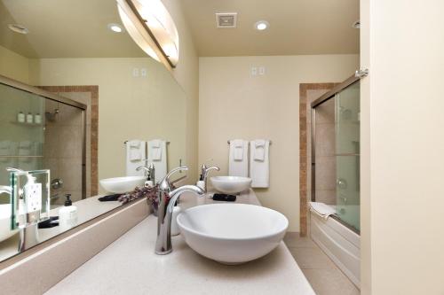 een badkamer met 2 wastafels en 2 spiegels bij Bright & Airy Brian Head Loft Right By The Lifts in Brian Head