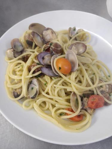 a plate of pasta with clams and mussels at Agriturismo Fratelli Mizzon in Sabaudia